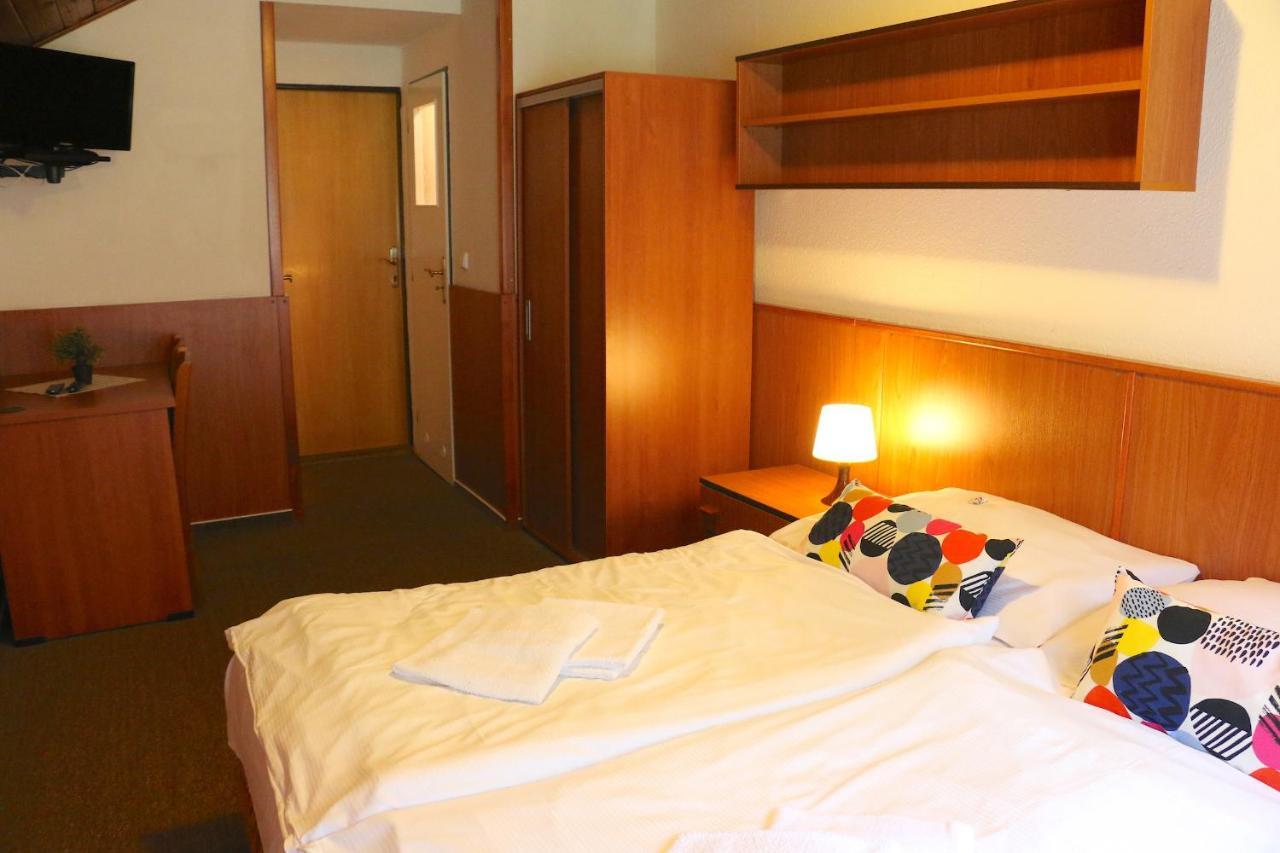 Hotel Maredis Korenov Bagian luar foto