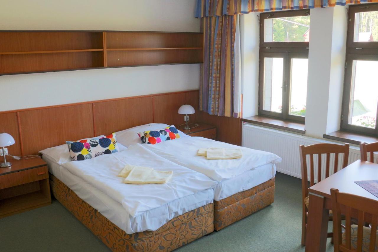 Hotel Maredis Korenov Bagian luar foto