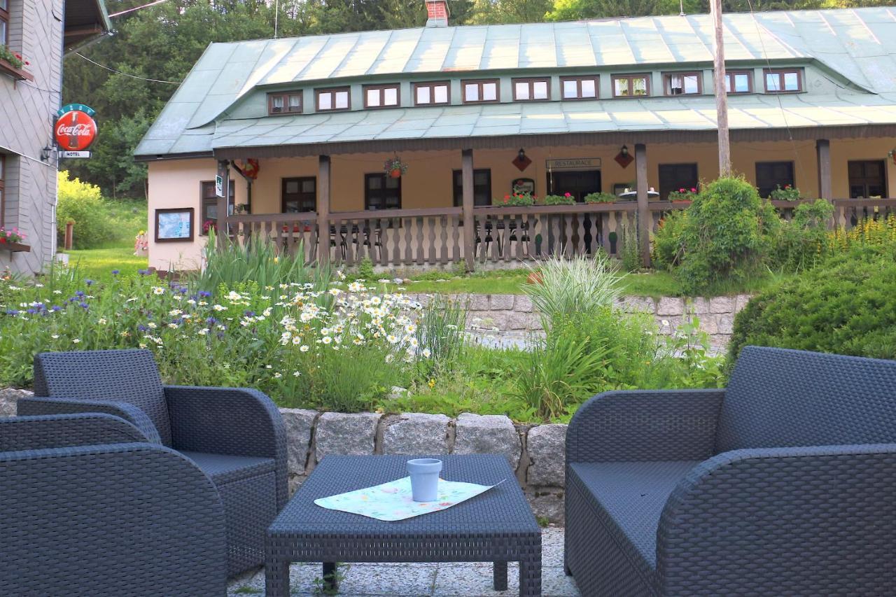 Hotel Maredis Korenov Bagian luar foto