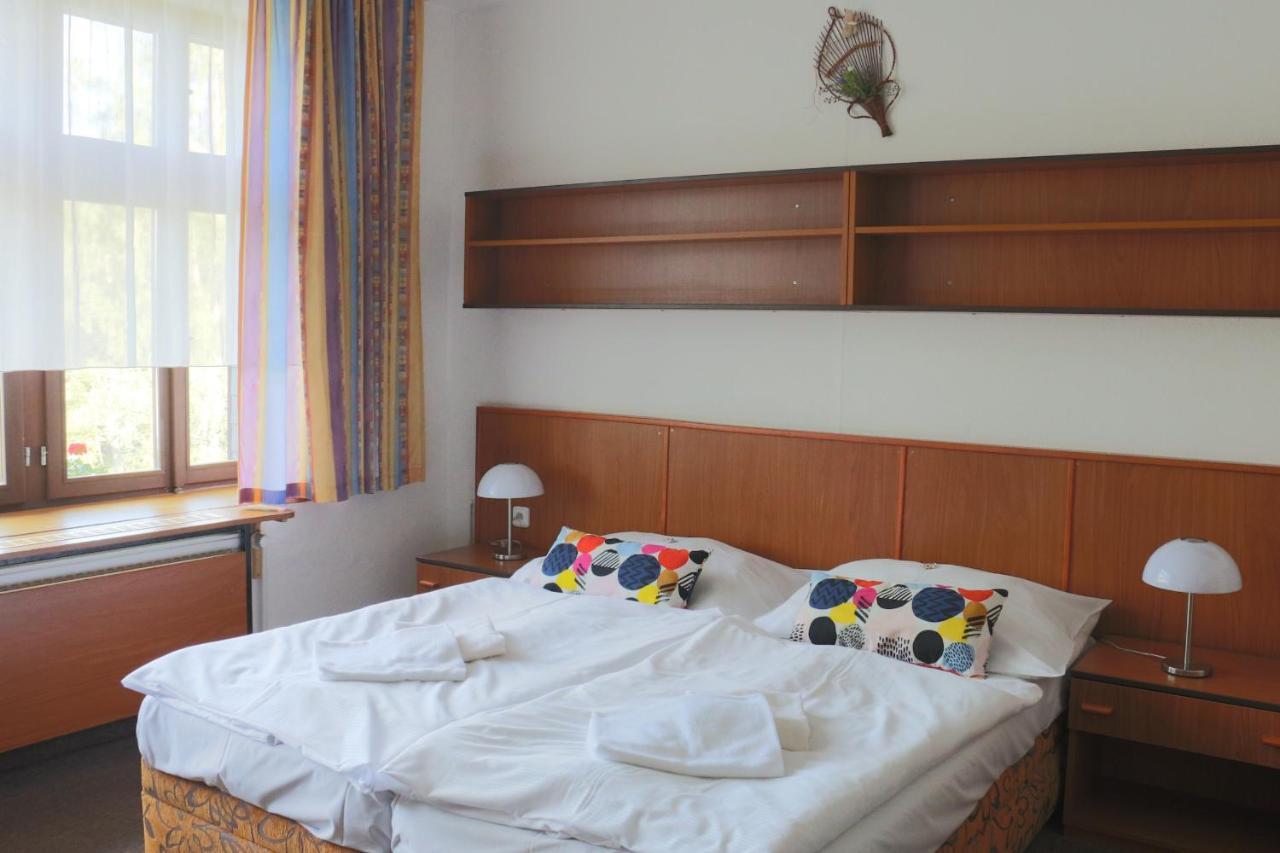 Hotel Maredis Korenov Bagian luar foto