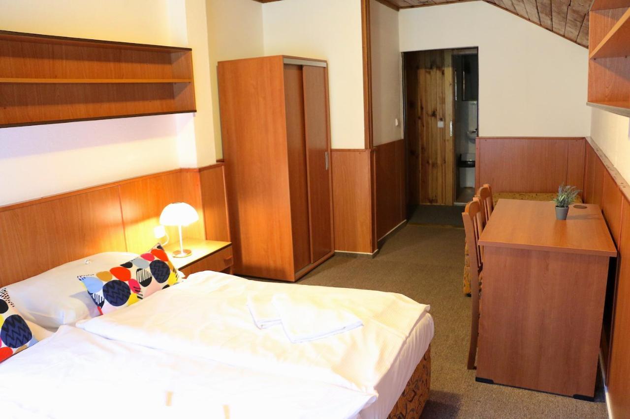 Hotel Maredis Korenov Bagian luar foto